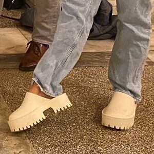 URBAN OUTFITTERS CREAM COLORED CLOGS LIGHTLY WORN